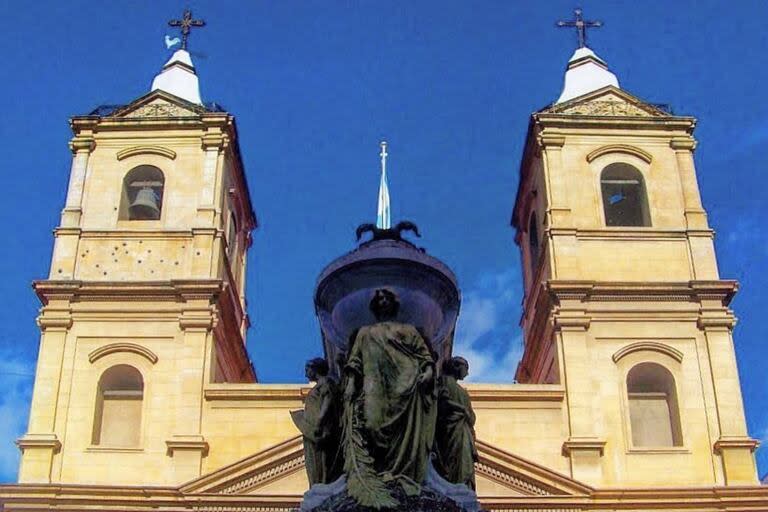 La Basílica de Nuestra Señora del Rosario, en cuyo frente se encuentran los restos de Manuel Belgrano, se encuentra en avenida Belgrano y la calle Defensa, en lo que era el barrio de Santo Domingo
