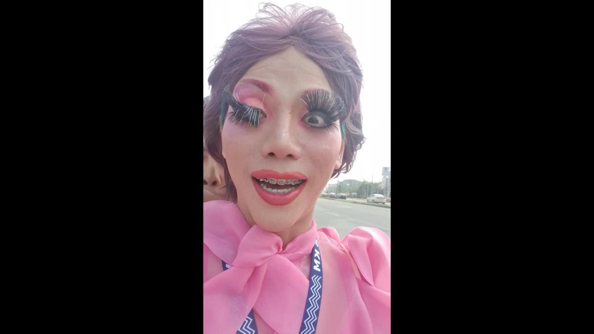 Hilarious Moment Drag Queen Struggles With Eyelash Extensions While