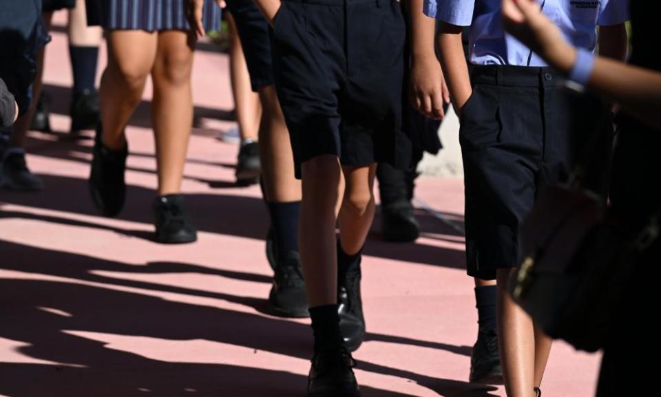 Los estudiantes entran a la escuela