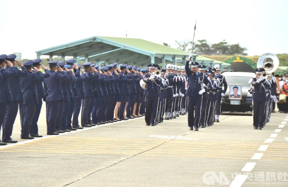 空軍F-5E戰機因發動機故障墜海，飛官朱冠甍為避免飛機衝入民宅，延誤跳傘逃生，壯烈犧牲。17日舉行朱冠甍告別式，國軍弟兄列隊陪他走完最後一段路。(中央社) 