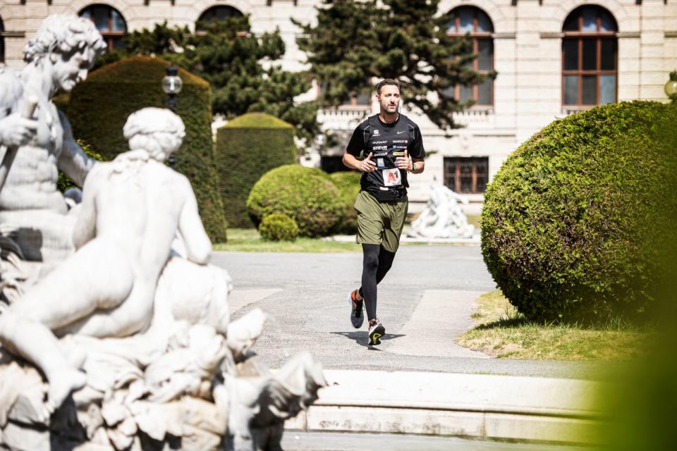 Wer den städtischen Trubel bevorzugt, kann sich wie Volleyball-Profi Clemens Doppler beim Joggen durch Österreichs Hauptstadt Wien von der künstlerischen Umgebung verzaubern lassen. (Bild: Philipp CARL Riedl/Wings for Life World Run)