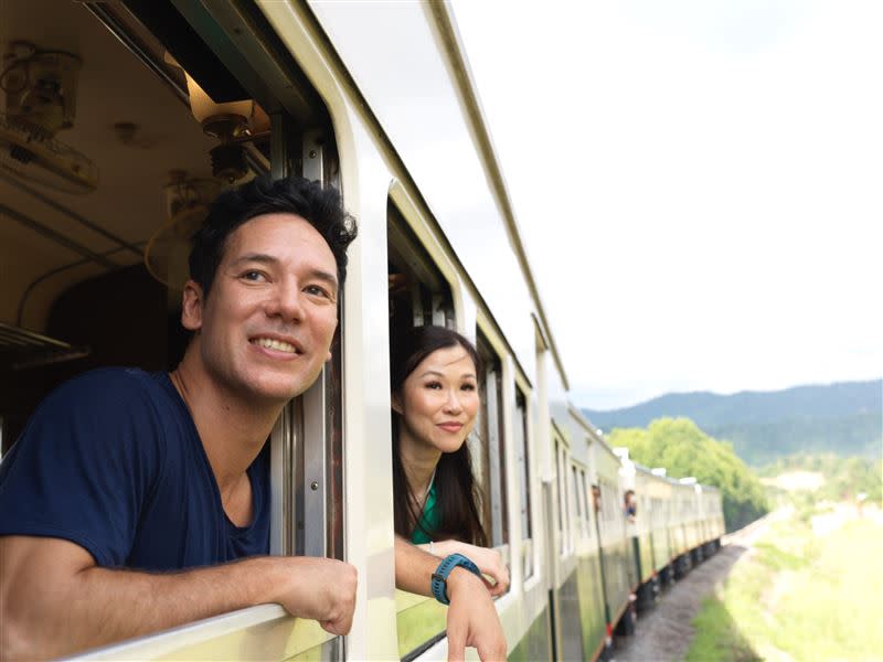 《璀璨大馬回憶錄》沙巴搭乘火車。（圖／AXN提供）