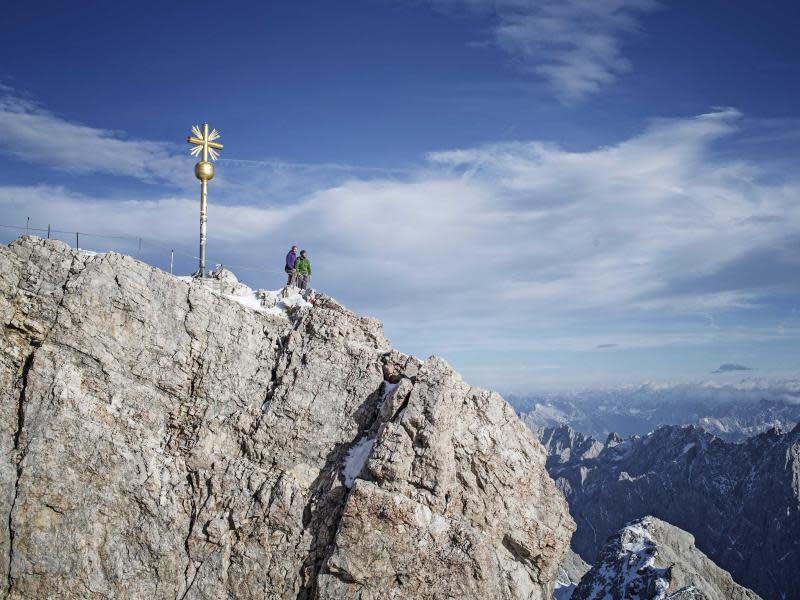 Panorama-Blick von der Zugspitze: Der höchste Berg Deutschlands ist ein beliebtes Ausflugsziel. Foto: Bayerische Zugspitzbahn Bergbahn AG/Matthias Fend