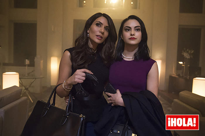 Marisol Nichols y Camila Mendes en Riverdale