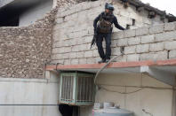 An Iraqi special forces soldier climbs a house during a battle with Islamic State militants in Mosul, Iraq March 2, 2017. REUTERS/Goran Tomasevic