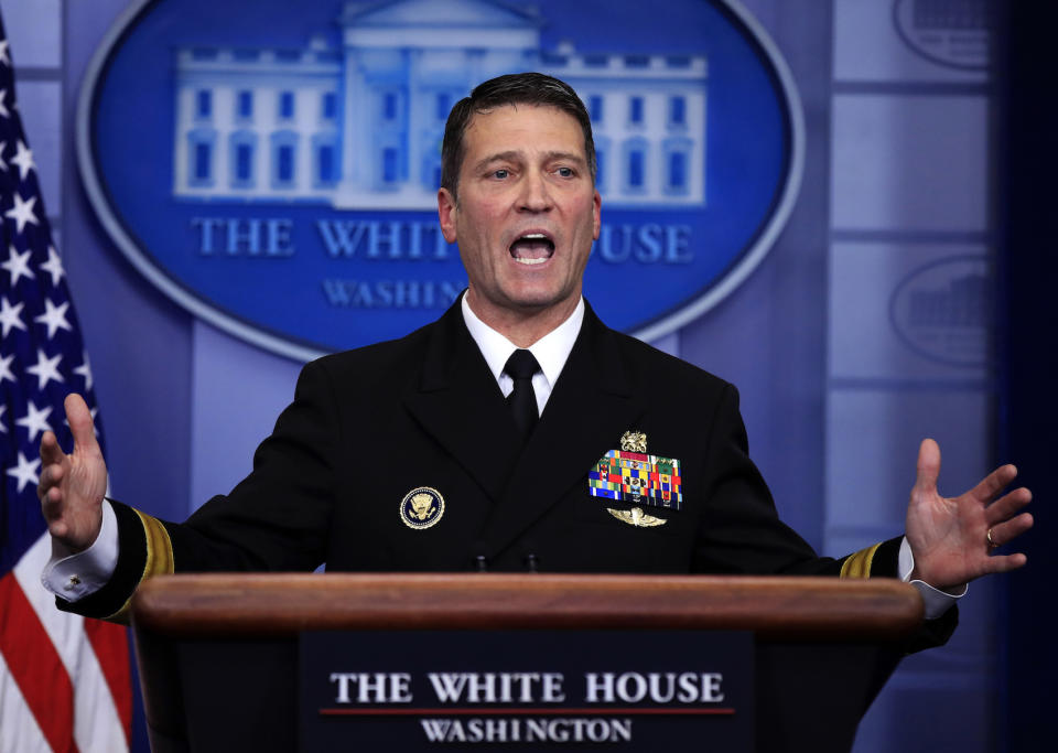 Ronny Jackson informiert Journalisten im Weißen Haus über Trumps Gesundheitszustand. (Bild: AP Photo)