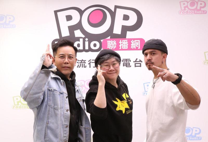 黑幫賀歲片《山中森林》導演姜寧（左）與演員黃遠（右），上POP Radio為電影宣傳。中為主持人toto。（POP Radio提供）