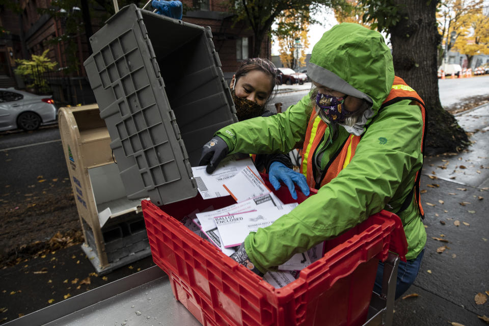 Le immagini delle procedure per il "mail voting", cioè la possibilità di votare attraverso un documento inviato via posta, modalità scelta da milioni di americani vista la pandemia. Per lo spoglio, potrebbero volerci giorni (Ap Photo)