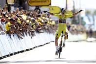 <p>Le Belge Wout van Aert (Jumbo) a réussi un coup de force dans la quatrième étape du Tour de France, qu'il a remportée en solitaire, mardi à Calais. Déjà porteur du maillot jaune, van Aert a attaqué à onze kilomètres de l'arrivée et a conforté sa position en tête du classement général.</p>