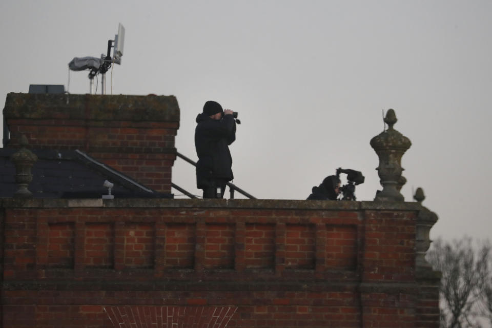 Fuerzas de seguridad desplegadas en el tejado del complejo hostelero Grove en Watford, Hertfordshire, Inglaterra, el miércoles 4 de diciembre de 2019, durante una cumbre de la OTAN. (AP Foto/Frank Augstein)