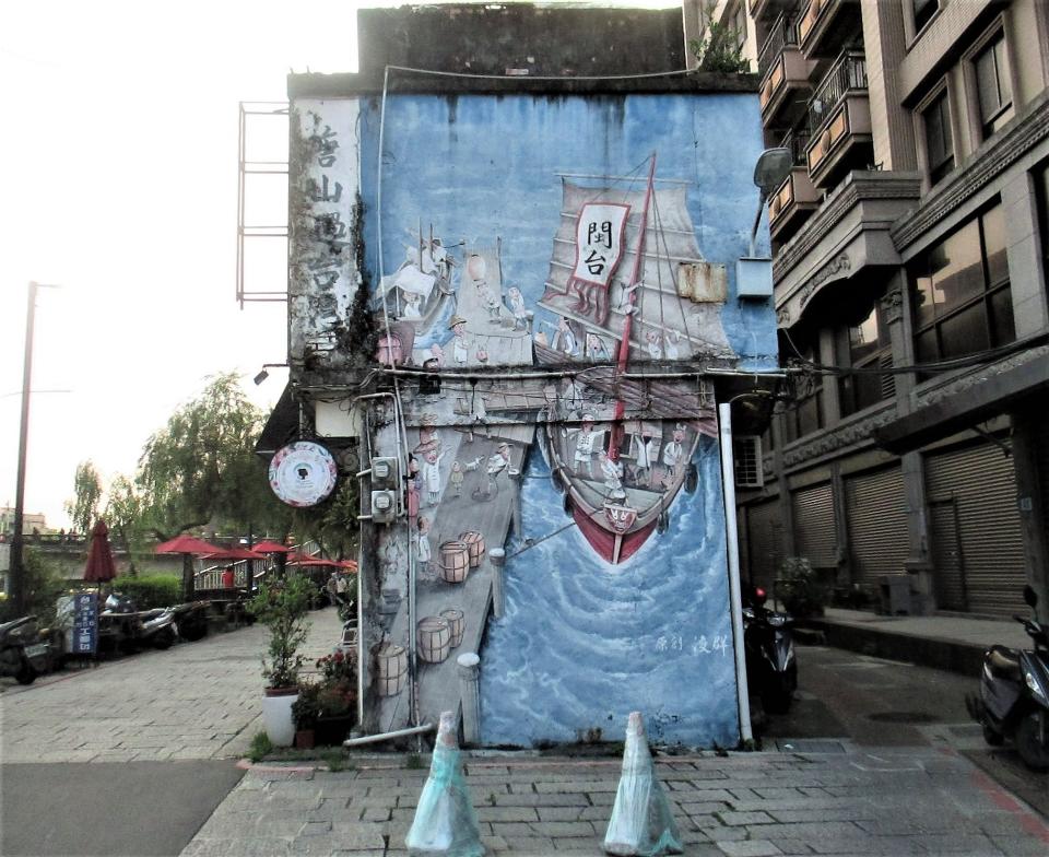 碼頭、紅頭船的壁畫照片，左為清水街，右為秀川街。詹明儒拍攝。 