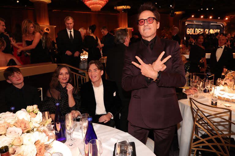 Robert Downey Jr junto a la familia de Cillian Murphy, en la última entrega de los Globos de Oro 
