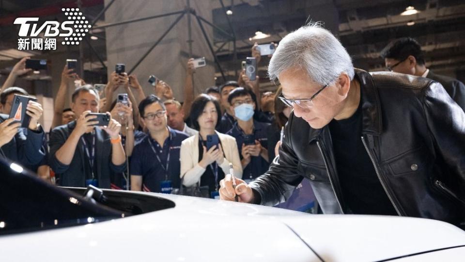 黃仁勳在鴻海電動車車身簽名。（圖／鴻海提供）