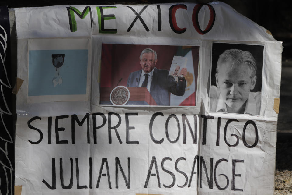 Activists In Mexico Support Julian Assange