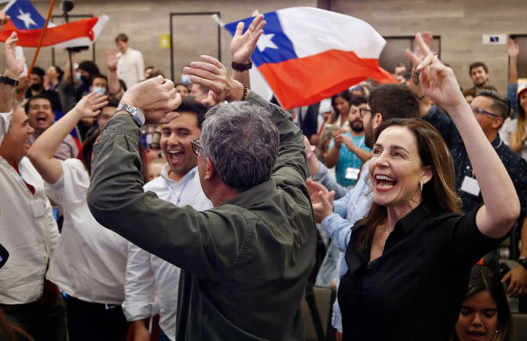 Las personas que rechazan el proyecto de nueva constitución reaccionan después de conocer los primeros resultados del referéndum, en Santiago, el 4 de septiembre de 2022
