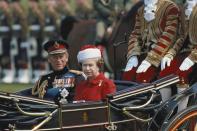 <p>In der Kutsche durch Berlin: Prinz Philip and Queen Elizabeth II beim Staatsbesuch in Deutschland 1987. (Bild: Tim Graham Photo Library via Getty Images)</p> 