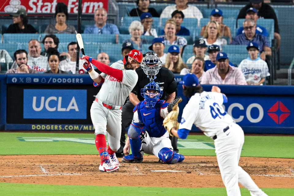 LOS ANGELES, CALIFORNIA - 06 AGUSTUS: Kyle Schwarber #12 dari Philadelphia Phillies memukul homerun solo di inning kesembilan selama pertandingan musim reguler melawan Los Angeles Dodgers di Stadion Dodger pada 06 Agustus 2024 di Los Angeles, California. (Foto oleh Gene Wang/Getty Images)