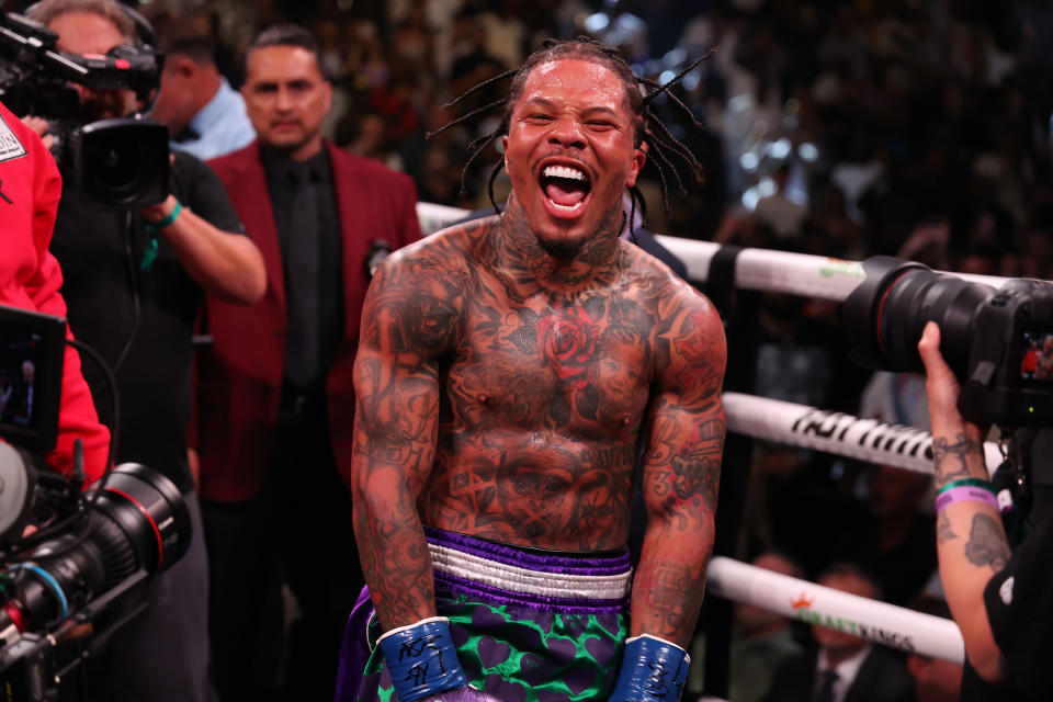 LAS VEGAS, NEVADA - 22 DE ABRIL: Gervonta Davis con calzoncillos verdes y morados reacciona después de derrotar a Ryan García con calzoncillos negros por nocaut en el séptimo asalto durante su pelea de peso en T-Mobile Arena el 22 de abril de 2023 en Las Vegas, Nevada .  (Foto de Al Bello/Getty Images)