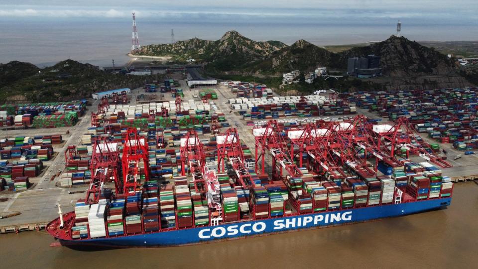 美國向中國進口有減少趨勢。圖為2022年4月上海貨櫃。路透社
