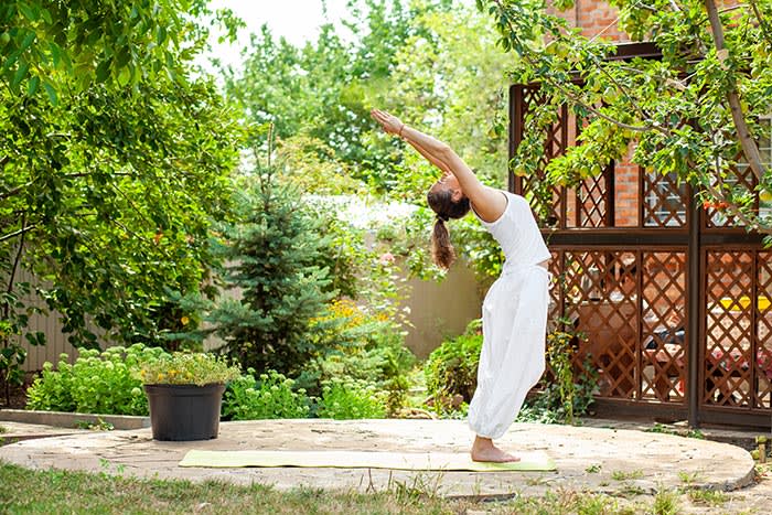 mujer haciendo yoga