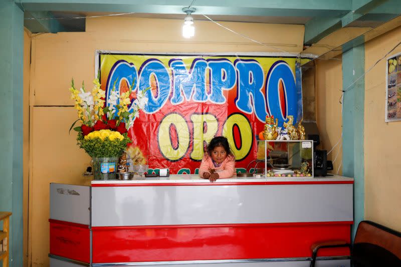 Se ve a una niña dentro de una tienda que compra oro a mineros, en La Rinconada, Perú.