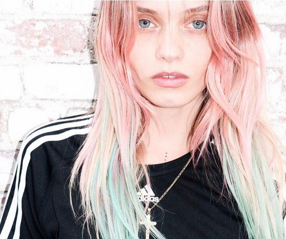 <p>Les cheveux soyeux du mannequin passent du violet au bleu et c'est tout simplement féérique. <i>Photo : (Instagram/abbeylee/ by Terry Richardson)</i></p>