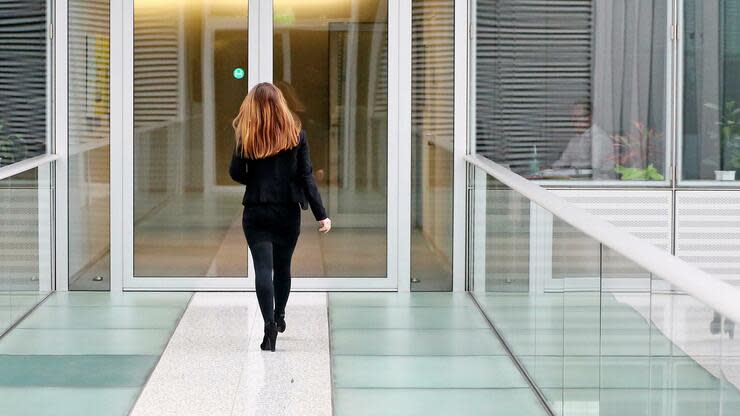 Obwohl Frauen beim Start in den Beruf meist bessere Voraussetzungen mitbringen als Männer, werden sie im weiteren Verlauf des Arbeitslebens abgehängt. Foto: dpa