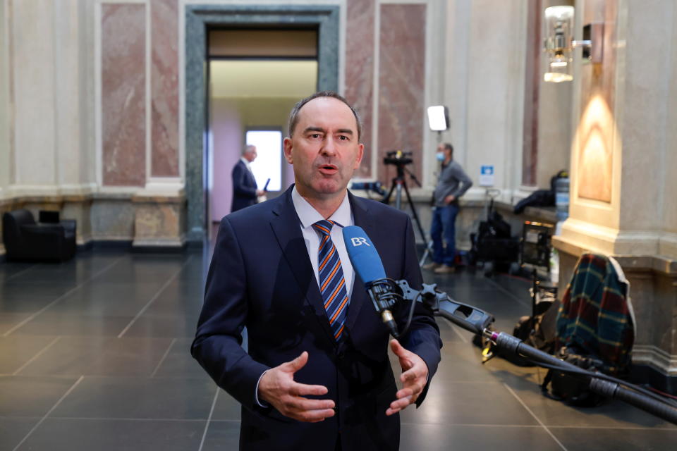 Hubert Aiwanger bei einem Pressetermin im April 2021 in Berlin (Bild: REUTERS/Axel Schmidt)