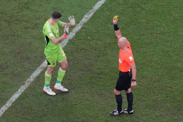 El árbitro Szymon Marciniak amonesta a Emiliano Martínez durante la tanda de penales de la final de la Copa Mundial Qatar 2022