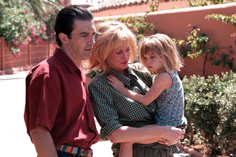 Antonio Banderas, Melanie Griffith y su hija Stella María del Carmen, en su casa de Marbella, en 2000