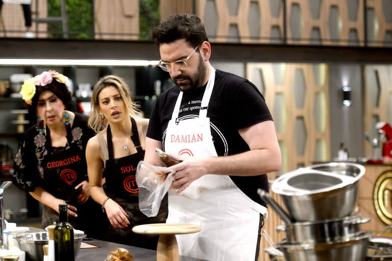 MasterChef Celebrity: Damián Betular guió a las tres semifinalistas y cocinó a la par una de sus especialidades de pastelería