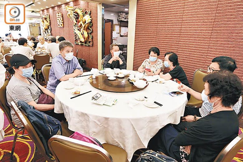 政府宣布明起放寬食肆8人一枱。