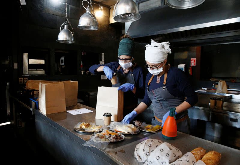 Marsia Taha ( izquierda), chef del restaurante Gustu, y Natalie Espinoza preparan pedidos para entrega en medio del brote de la enfermedad coronavirus (COVID-19) en La Paz, Bolivia.