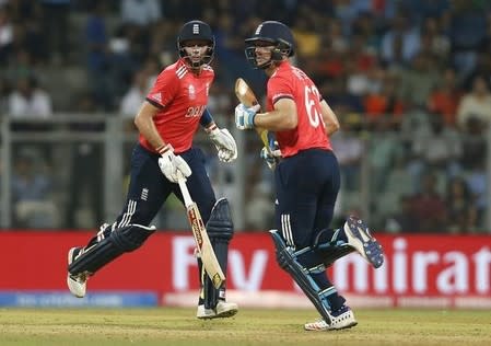 Cricket - South Africa v England - World Twenty20 cricket tournament - Mumbai, India, 18/03/2016. England's Joe Root (L) and his teammate Jos Buttler run between the wickets. REUTERS/Danish Siddiqui -