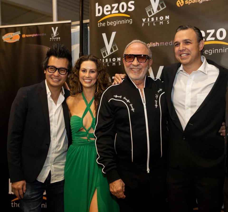 De izquierda a derecha: Khoa Le, Alex Mitchell, Emilio Estefan y Armando Gutiérrez asisten al estreno de su película Bezos: The Beginning, en el Bill Cosford Cinema de la Universidad de Miami, el lunes 23 de enero de 2023, en Coral Gables, Florida. La película biográfica narra la vida del fundador de Amazon, Jeff Bezos.