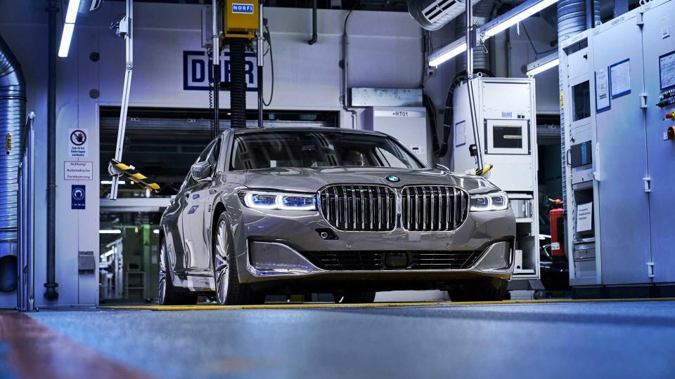 2020-bmw-7-series-facelift-production-at-dingolfing-factory.jpeg