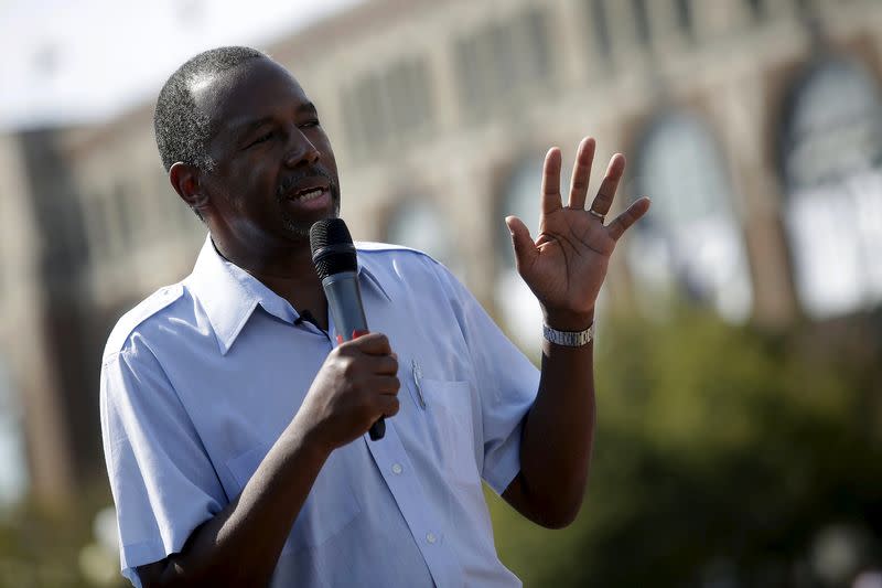 Republican presidential candidate Ben Carson speaks at the Iowa State Fair in Des Moines, Iowa August 16, 2015. REUTERS/Joshua Lott