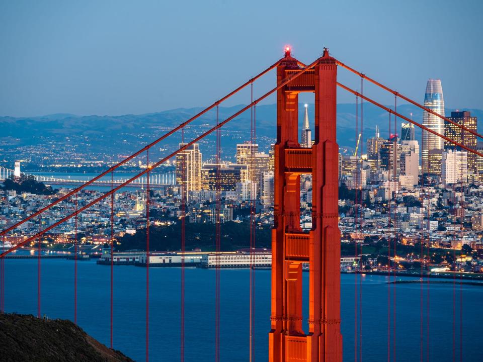 A view of the San Francisco skyline, showcasing the Golden Gate Bridge and the Salesforce Tower.