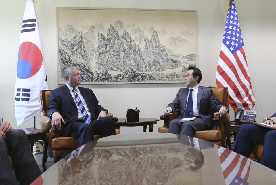 U.S. special representative for North Korea Stephen Biegun, left, talks with South Korea's Special Representative for Korean Peninsula Peace and Security Affairs Lee Do-hoon during a meeting to discuss North Korea nuclear issues at the Foreign Ministry in Seoul, South Korea, Monday, Oct. 29, 2018. (AP Photo/Ahn Young-joon, Pool)