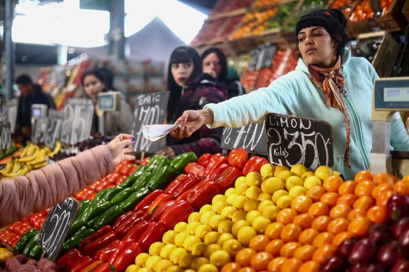 Los argentinos enfrentan una carrera diaria por acuerdos mientras la inflación se dispara por encima del 100% en Buenos Aires, Argentina