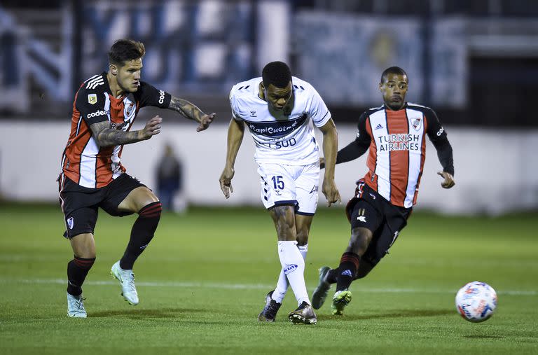 Harrinson Mansilla de Gimnasia La Plata patea el balón durante un partido entre Gimnasia Esgrima La Plata y River Plate como parte del Torneo Liga Profesional 2021 en el Estadio Juan Carmelo Zerillo el 22 de agosto de 2021 en La Plata, Argentina.