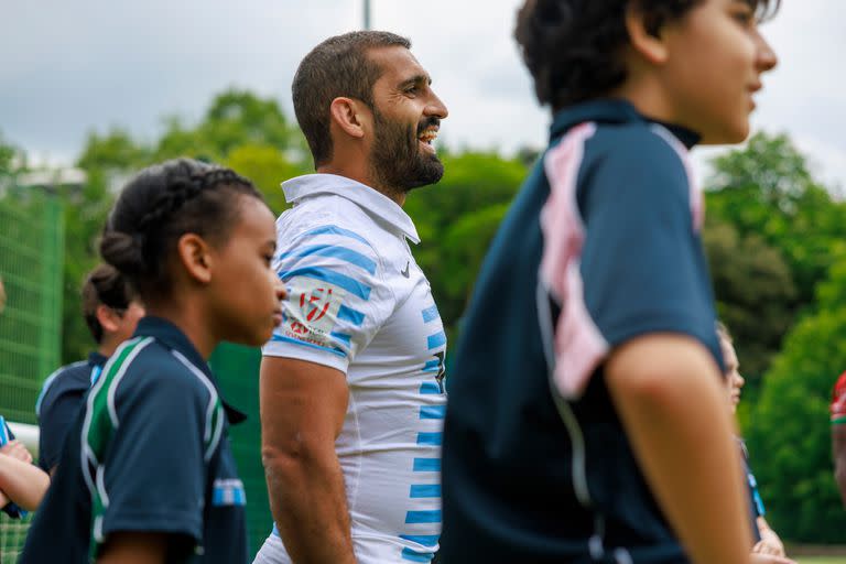 El cordobés Revol entre niños en Holland Park School, donde los capitanes de los seleccionados del Seven de Londres enseñaron algo de rugby a los chicos.
