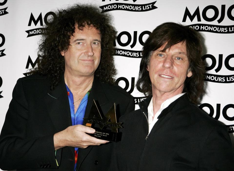 Brian May (L) poses with The Mojo Les Paul Award with Jeff Beck at The MOJO Honours List awards, recognising career-long contributions to popular music, at Shoreditch Town Hall on June 5, 2006 in London (Getty Images)