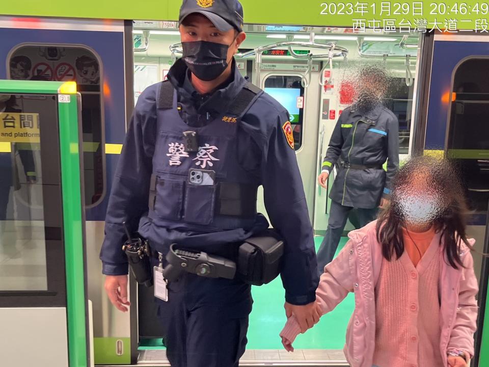 中市警捷運警察隊日前在捷運車廂安撫一名與家人失散小女孩並助其與父親團圓。(圖/記者謝榮浤翻攝)