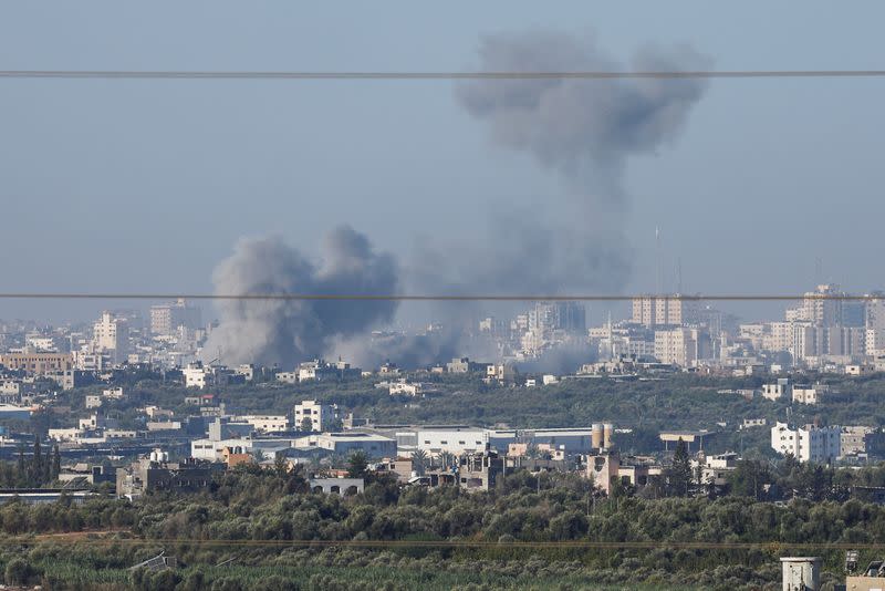 El humo se eleva sobre Gaza, visto desde la frontera de Israel con Gaza