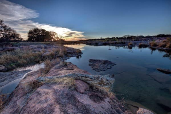 Aunque por dentro lucen espectaculares, lo más bello de vivir aquí es la vista que se tiene del río Llano.  También hay liebres, gatos monteses, ciervos y todo tipo de aves. Foto: Instagram.com/mattgarciadesign