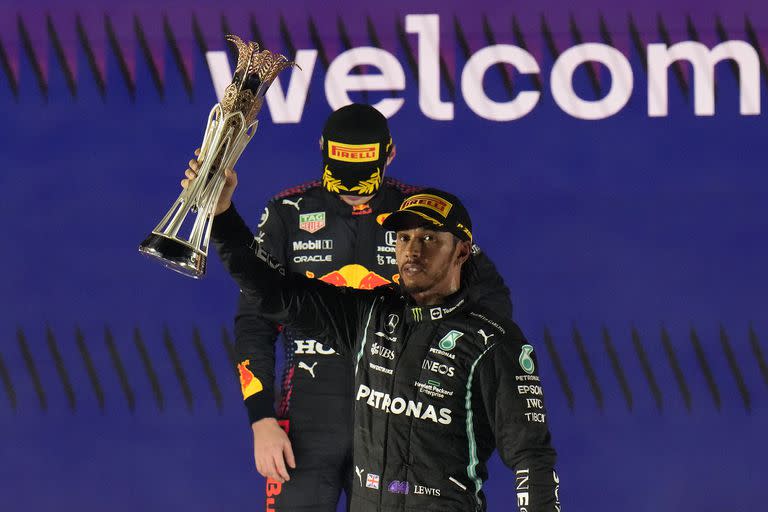 Lewis Hamilton festeja, mientras Verstappen se lamenta