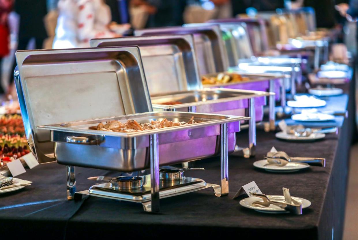 Quand on mange dans un buffet, on court le risque d’être victime d’une intoxication alimentaire. <a href="https://www.shutterstock.com/image-photo/chafing-dish-food-1020163570" rel="nofollow noopener" target="_blank" data-ylk="slk:(Shutterstock);elm:context_link;itc:0;sec:content-canvas" class="link ">(Shutterstock)</a>