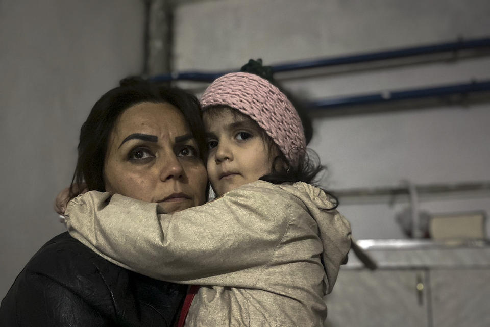 Una niña abraza a su familiar en un refugio durante un ataque en Stepanakert, en la región de Nagorno-Karabaj, el martes 19 de septiembre de 2023. (AP Foto/Siranush Sargsyan)