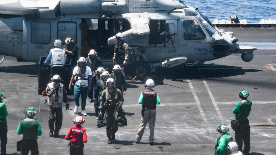 美軍艾森豪號航空母艦成員，6月15日以直升機撤離遭到攻擊的商船Tutor號上的海員。路透社